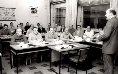 Historisches Bild von 1956 eines Schulungsraums im Bildungszentrum Kirkel. Mit typischer Frontalunterrichts-Situation. Lehrer und Schüler sind alle erwachsene Männer