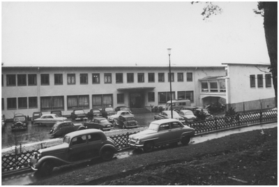 Altes schwarz-weiß-Foto des Bildungszentrums aus den 50er oder 60er Jahren