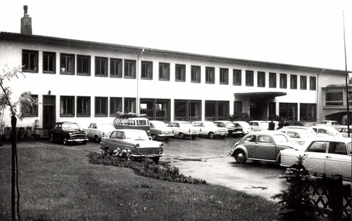 Der Eingang des Schulungszentrum mit Parkplatz, im Jahr 1956