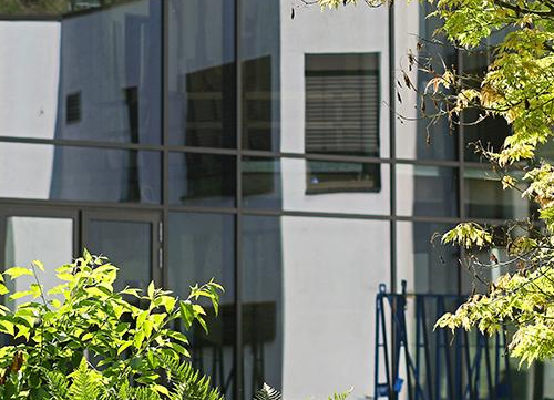 Blick auf die verglaste Außenfassade des BZKs. Foto: Ronald Westheide