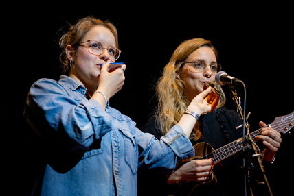 Das Foto zeigt Lena Haffner und Clara Brill beim Auftritt.