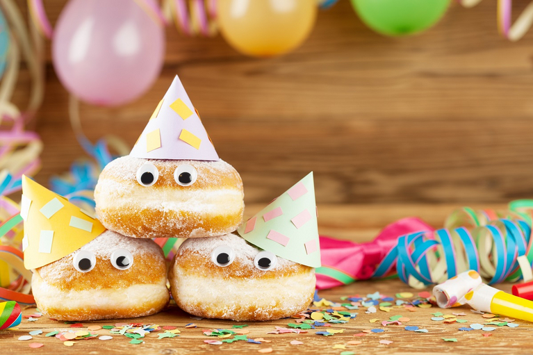 3 Faschingskrapfen mit Hut und Gesicht, Lametta und Ballons