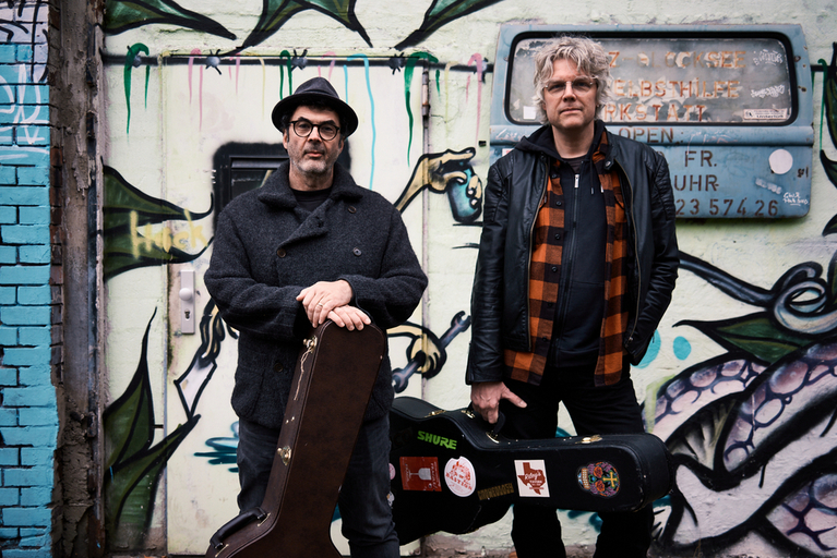 Das Foto zeigt Martin Hauke und Juan Schmid vor einer Grafiti-Wand.