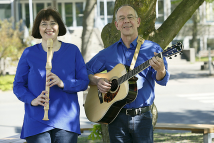 Das Duo Cuppatea, Joachim Hetscher mit Gitarre und Sigrun Knoche mit einer Flöte.