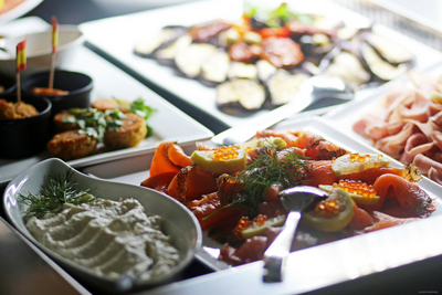 Buffet mit verschiedenen Vorspeisen