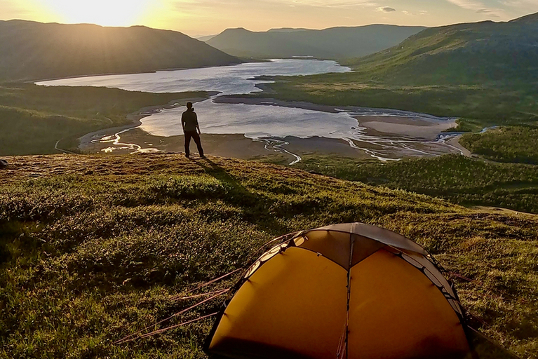 Landschaftsbild mit Zelt