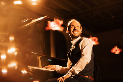 Patrick Kutscha am Piano während eines Auftritts