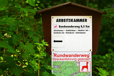 Arbeitskammer-Schild "Rundwanderweg" im Wald 