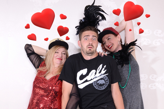 Foto der 3 Ensemble-Mitglieder von Unverhofft mit vielen roten Herzen verziert
