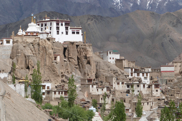 In den Fels gebautes Bergdorf in Ladakh