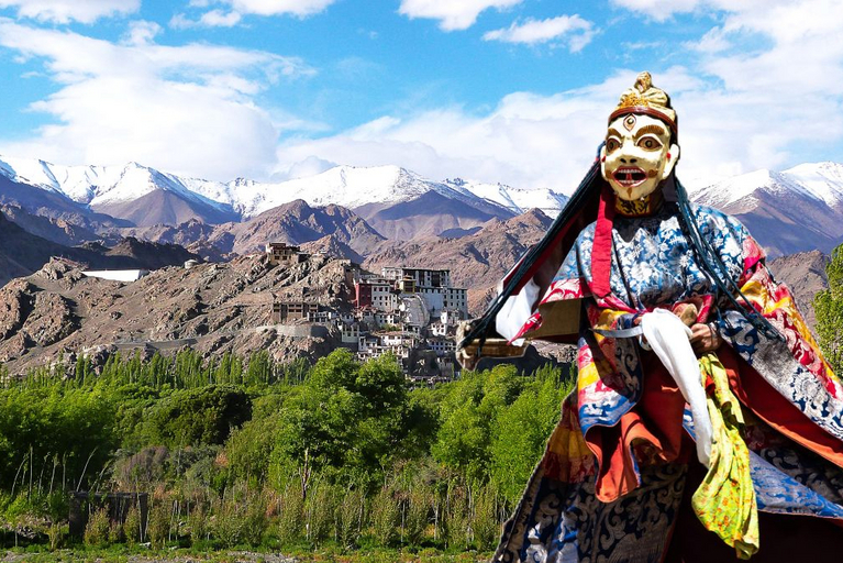 Einheimischer in Tracht, im Hintergrund Gebirge