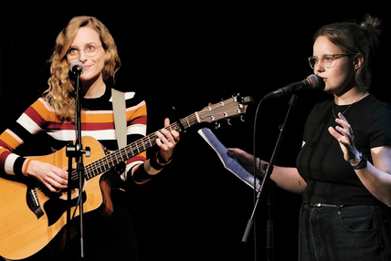 Clara Brill und Lena Hafner beim Musizieren.