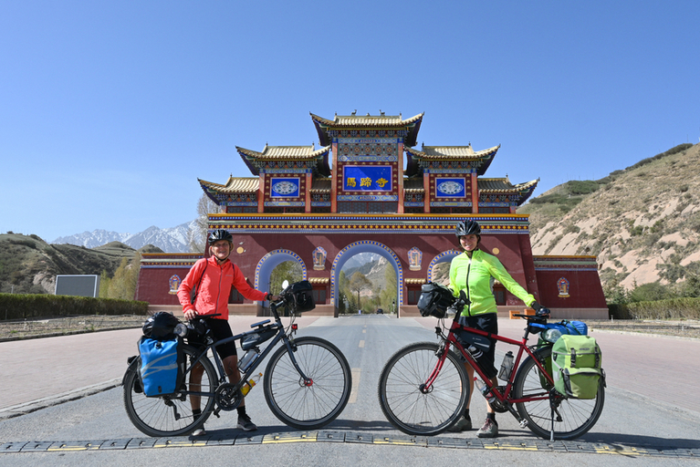 Luzia und Denise mit dem Fahrrad vor einem Tempel