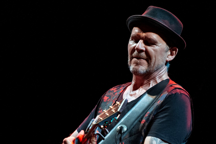 Eric Frasiak auf der Bühne mit Gitarre