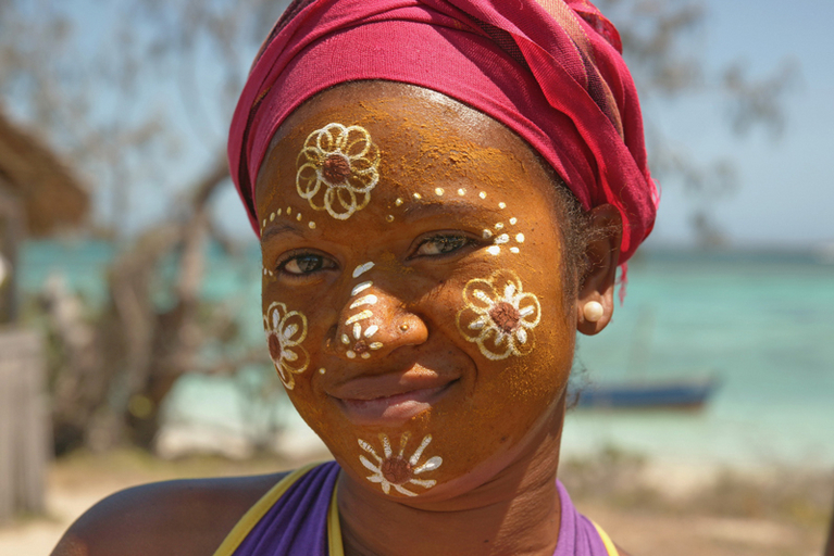 Eine junge Frau aus Madagaska mit traditioneller Gesichtsbemalung.