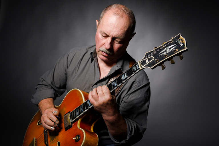 Sammy Vomáčka mit Gitarre