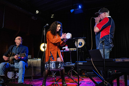 Die Band während eines Auftritts auf der Bühne.