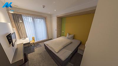 360 Grad Ansicht eines Zimmers mit breitem Bett