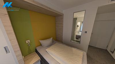 360 Grad Ansicht eines Zimmers mit schmalem Bett