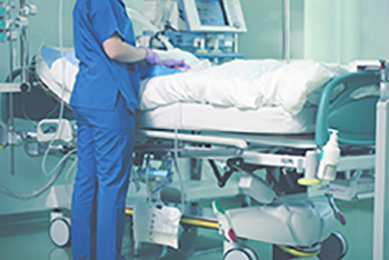 Krankenschwester steht an einem Krankenbett. Seminarfoto