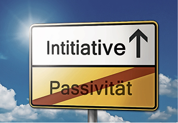 Verkehrsschild mit den Worten "Initiative" (versehen mit einem Pfeil nach oben) und "Passivität" (durchgestrichen)