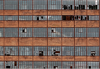 Altes Industriegebäude, einige Fenster sind kaputt