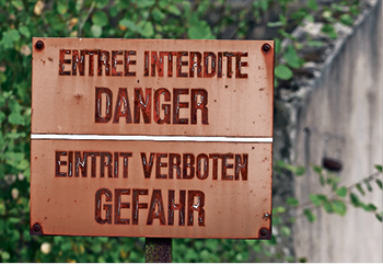 Schild mit dem Schriftzug "Eintritt verboten, Gefahr" und "Entree interdite Danger"