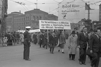 Historisches Foto, das einen Demonstrationsumzug zeigt