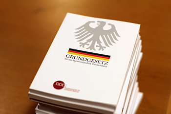 Foto eines Bücherstapels mit dem deutschen Grundgesetz