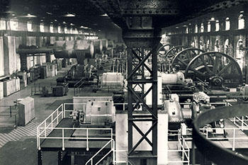 Historisches Foto: Blick in eine Werkshalle mit Maschinen